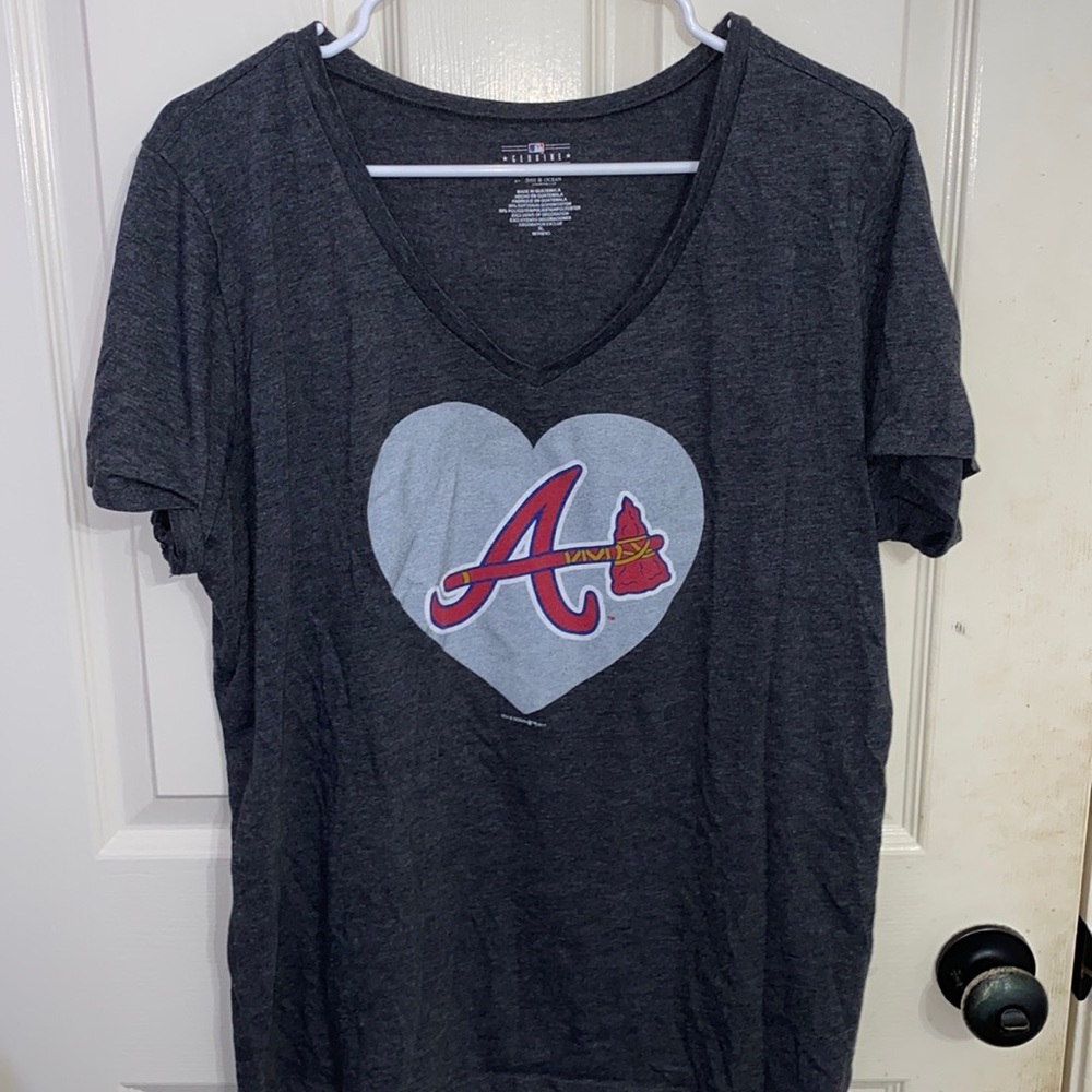 Women’s V Neck Atlanta Braves Logo Heart Tee